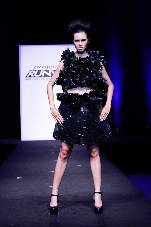 Project Runway #039;thổi hồn#039; vào rác thải - 10