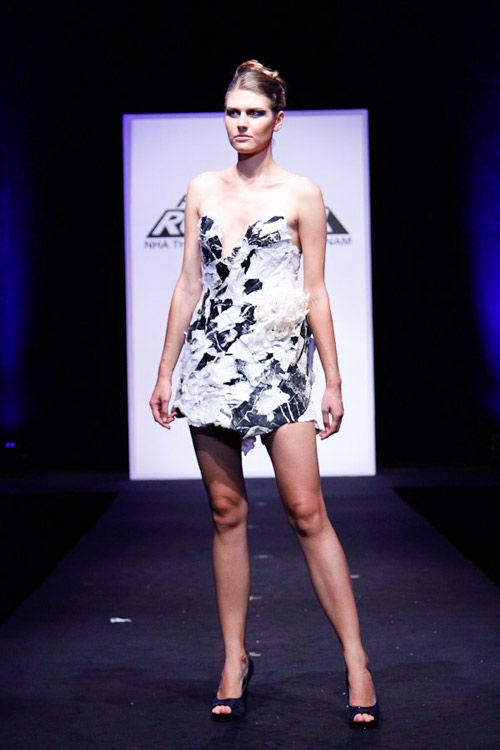 Project Runway #039;thổi hồn#039; vào rác thải - 3