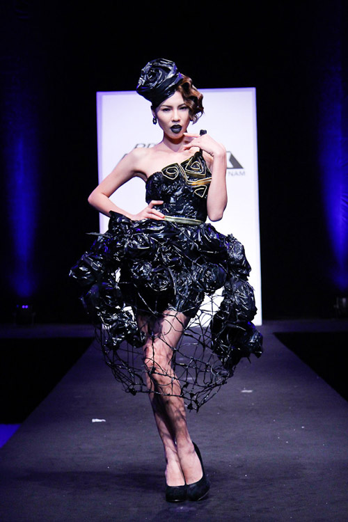 Project Runway #039;thổi hồn#039; vào rác thải - 9