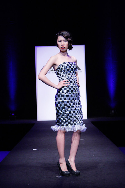 Project Runway #039;thổi hồn#039; vào rác thải - 4