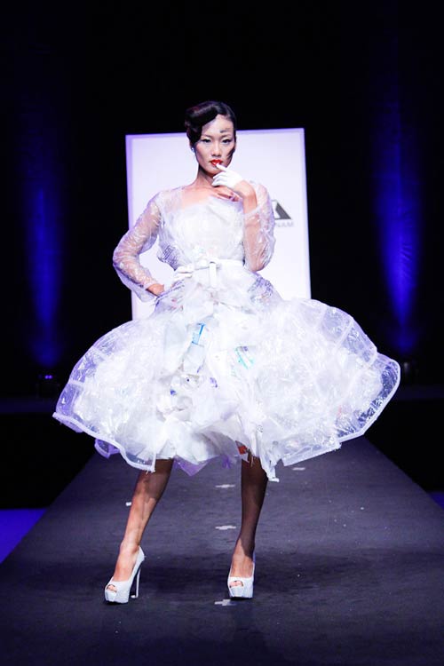 Project Runway #039;thổi hồn#039; vào rác thải - 5