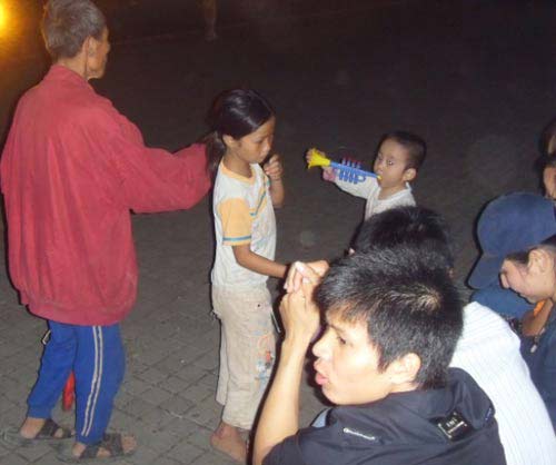 Gia đình quot;cái bangquot; của người đàn ông mù 2 vợ, 10 con - 2