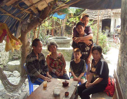 Gia đình quot;cái bangquot; của người đàn ông mù 2 vợ, 10 con - 3