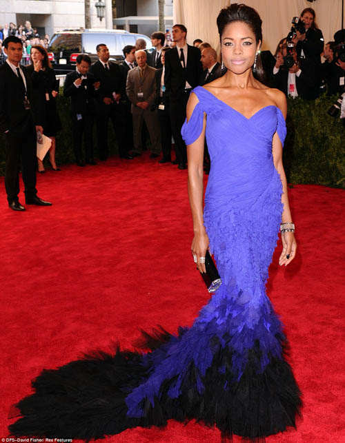 Sao vén váy lộ nội y trên thảm đỏ Met Ball - 15