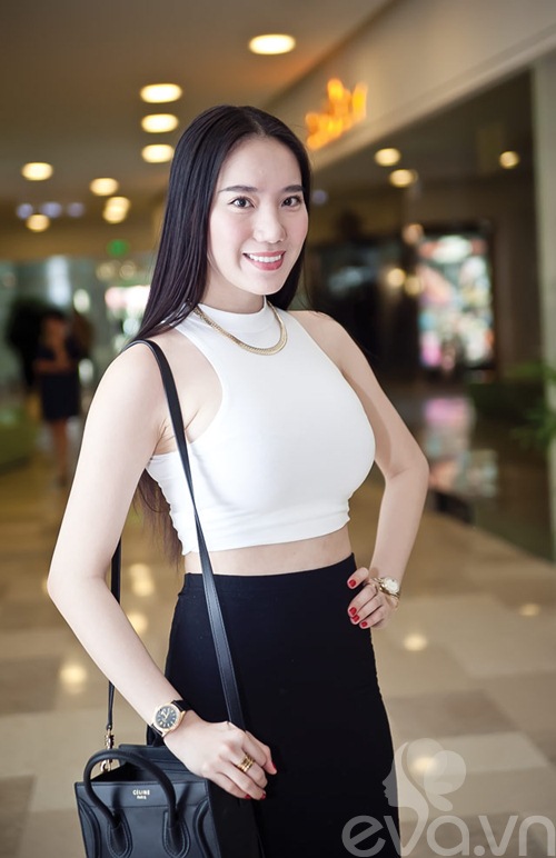 Chung Thục Quyên eo thon đến mừng Mạnh Quân - 1