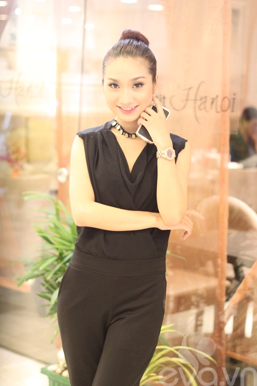 Chung Thục Quyên eo thon đến mừng Mạnh Quân - 9