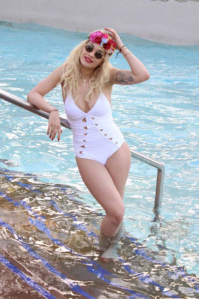 Sinh năm 1990, Rita Ora trưởng thành vượt tuổi cả về tài năng âm nhạc lẫn vẻ đẹp hình thể. Khoe dáng trong bộ bikini, Rita toát lên sức hấp dẫn lạ kỳ.
