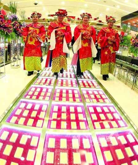 Chơi ngông, đại gia trải 300kg vàng làm thảm - 1