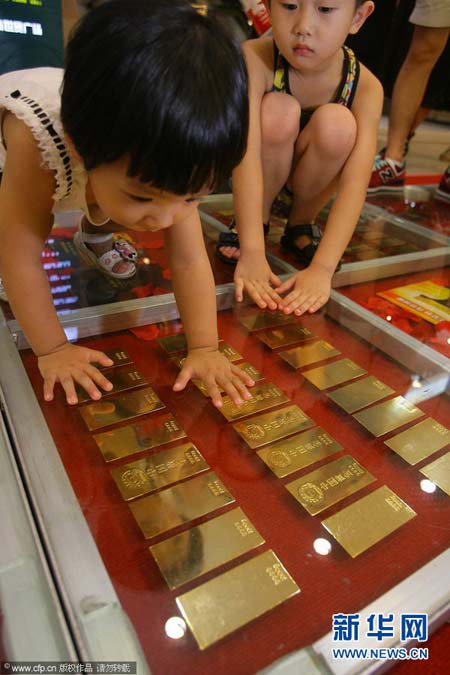 Chơi ngông, đại gia trải 300kg vàng làm thảm - 2