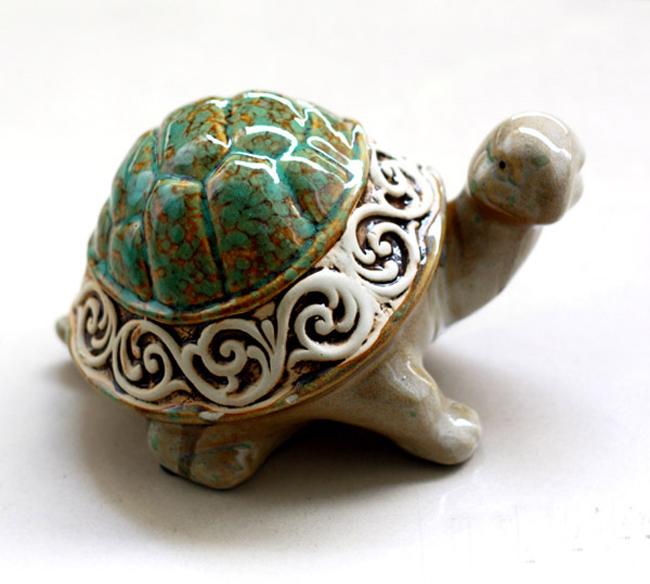 Trong thuật Phong Thủy, con rùa giống như những ngọn đồi phương Bắc vững chãi, đảm bảo cho gia đình có sự liên kết chặt chẽ, lâu bền.
