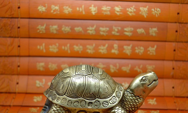 Con rùa còn được cho là người vận chuyển ma trận huyền ảo của chín con số cơ bản mang trên lưng và gây sự chú ý cho Phục Hy - vị hoàng đế đầu tiên trong truyền thuyết của Trung Hoa, người được cho là tác giả của Kinh Dịch, cuốn sách là cơ sở của tất cả lý thuyết trong Phong Thủy.
