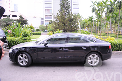 Thủy Tiên khoe eo thon, dáng chuẩn ngày trở lại - 1