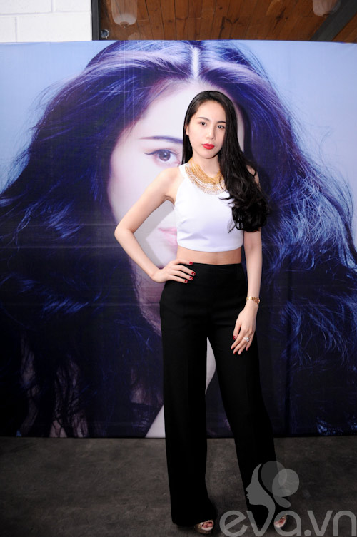 Thủy Tiên khoe eo thon, dáng chuẩn ngày trở lại - 3