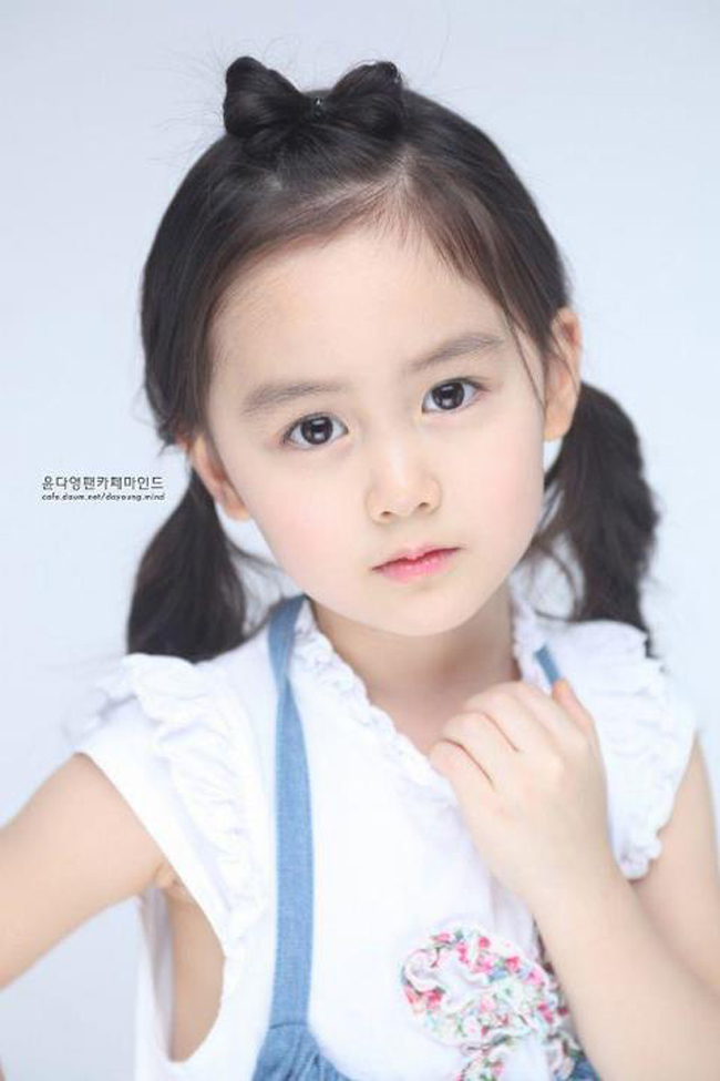 Yoon Da Young, cô bé 5 tuổi có mẹ là người Việt đang là cái tên hot trong Kbiz hiện nay. Cô bé đáng yêu này đang là một trong những diễn viên nhí của chương trình truyền hình nổi tiếng Hello Baby cùng với nhóm nhạc MBLAQ.
