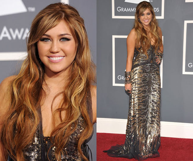 Chiếc đầm phô diễn trọn vẹn thân hình đẫy đà, có phần hơi 'mợ' của Miley Cyrus. Cô nàng nên tránh xa kiểu đầm có màu đen-bạc.
