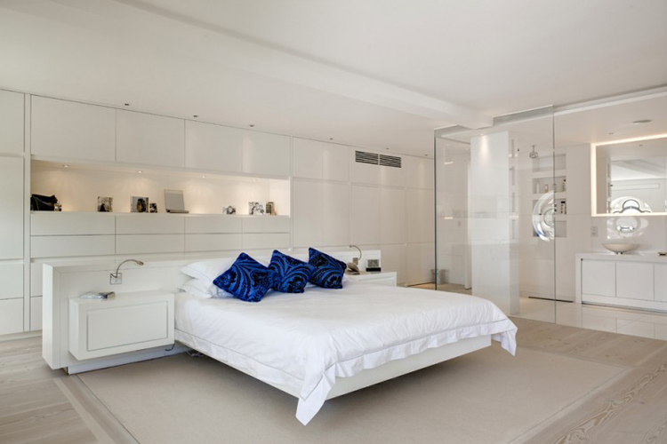 Phòng ngủ trắng khác với đồ nội thất hiện đại, mãn nhãn người nhìn.

