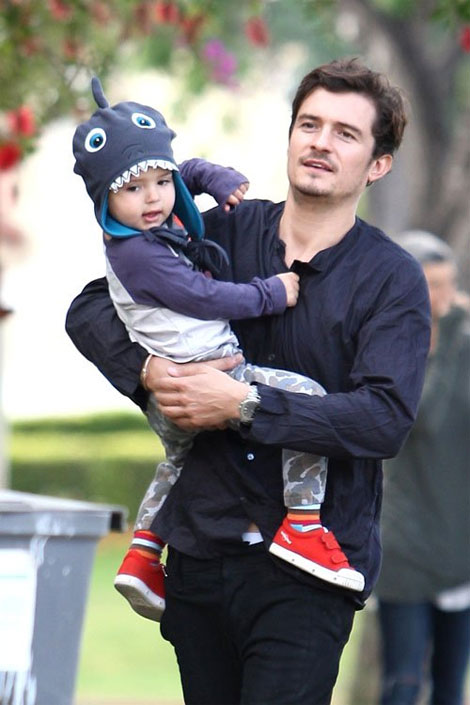 Orlando Bloom chật vật bế nhóc mũm mĩm Flynn - 1