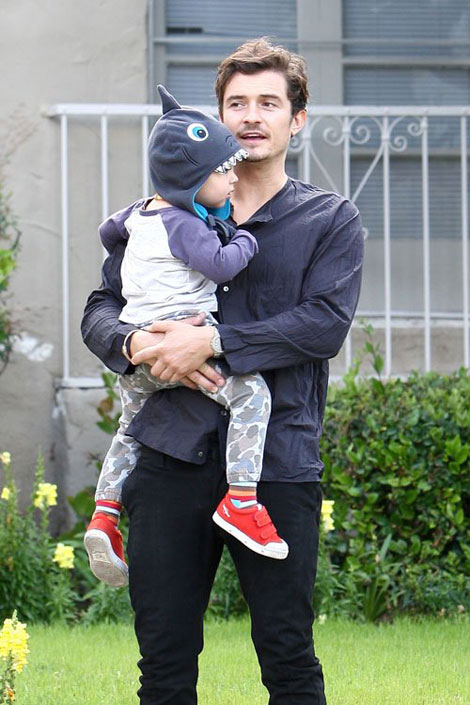 Orlando Bloom chật vật bế nhóc mũm mĩm Flynn - 3