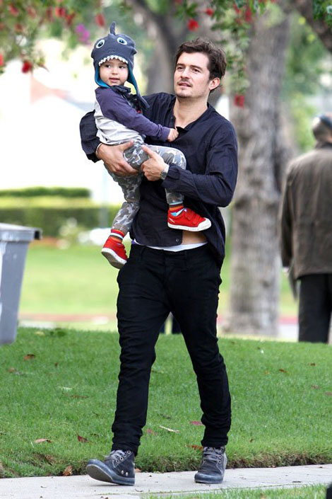 Orlando Bloom chật vật bế nhóc mũm mĩm Flynn - 2