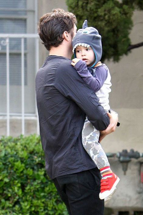 Orlando Bloom chật vật bế nhóc mũm mĩm Flynn - 5