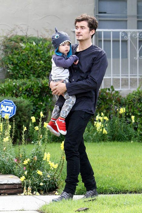 Orlando Bloom chật vật bế nhóc mũm mĩm Flynn - 6