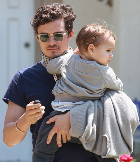 Orlando Bloom chật vật bế nhóc mũm mĩm Flynn - 7
