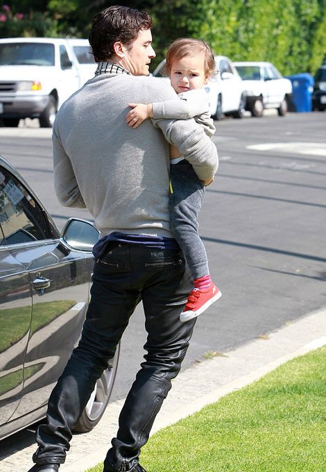 Orlando Bloom chật vật bế nhóc mũm mĩm Flynn - 8