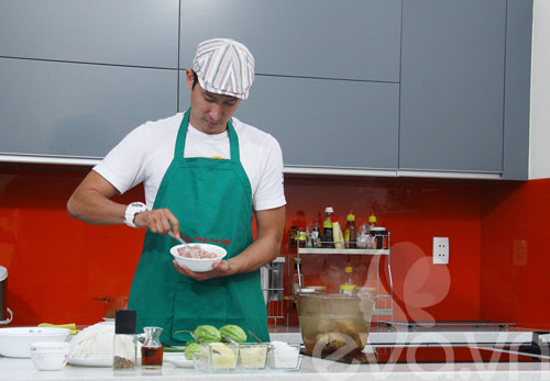 Huy Khánh vào bếp vì hạnh phúc gia đình - 6