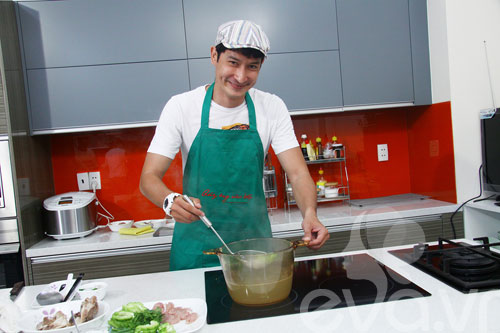 Huy Khánh vào bếp vì hạnh phúc gia đình - 7