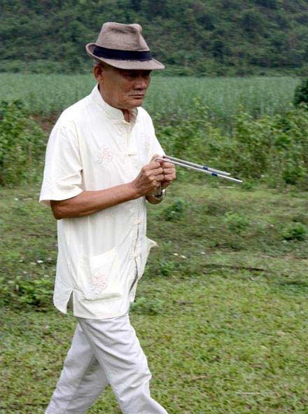 Theo chân quot;thần nướcquot; bói mạch nước ngầm - 3