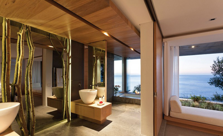 Phòng ngủ nào cũng có một phòng tắm đẹp tương đương, với nội thất rất đắt tiền và có tầm nhìn ra biển.
