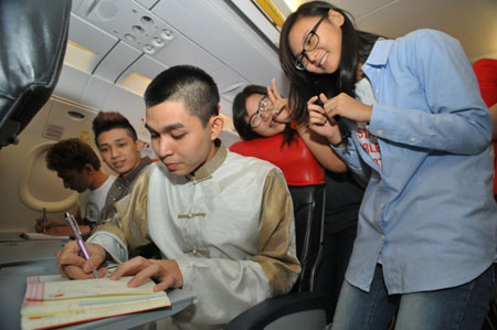 Khi sao Việt nhí nhố trên máy bay - 12