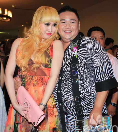 Bà xã Nguyễn Văn Chung nhí nhảnh như còn teen - 3