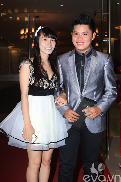 Bà xã Nguyễn Văn Chung nhí nhảnh như còn teen - 1