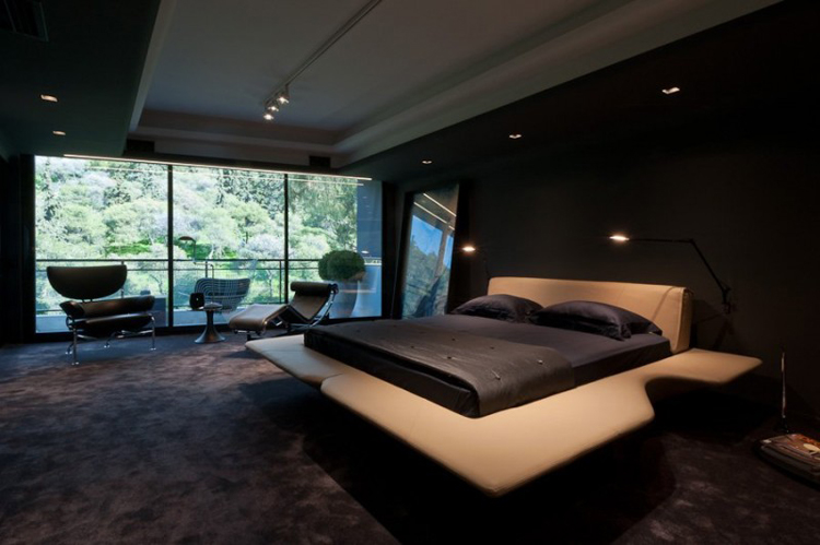 Phòng ngủ với tường đen, thảm đen, giường đen còn mang tới cảm giác u ám hơn phòng khách nhiều.
