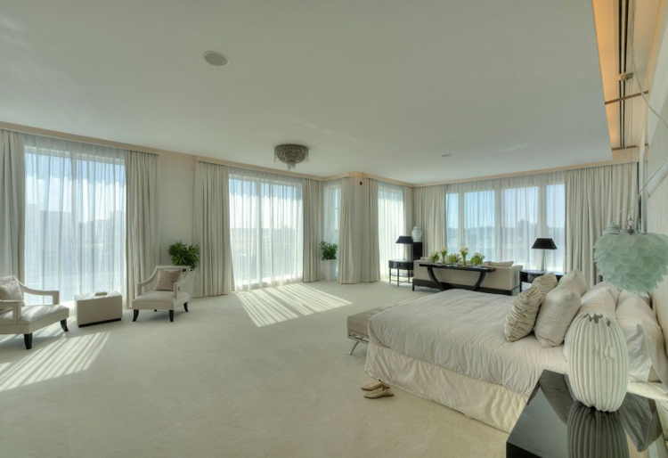 Phòng ngủ cũng mang sắc trắng quý phái, rất rộng rãi và nhiều cửa sổ.
