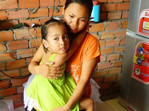 Phụ huynh tố cô giáo đánh bầm mắt bé mầm non - 1