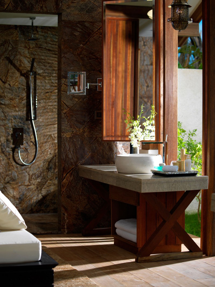 Phòng tắm sang trọng với vật liệu gỗ và đá.
