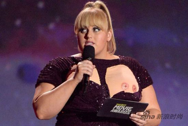 Không còn gì để nói với mẫu áo ngực của Adele.  Có lẽ đây là mẫu áo ngực phản cảm nhất từng xuất hiện trên sân khấu.
