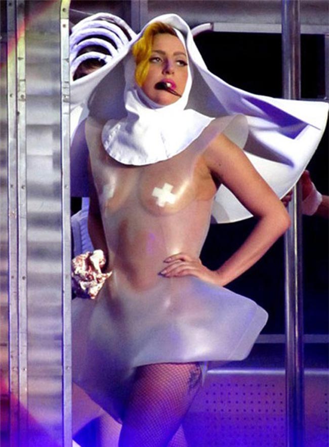 Mốt áo ngực mới nhất được Madonna diện trên sân khấu ca nhạc.
