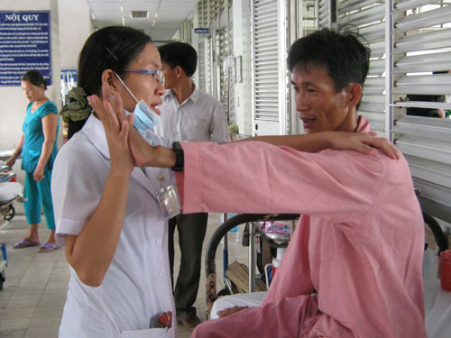 Người đàn ông mắc bệnh lạ #039;cứ đi là ngã#039; - 3