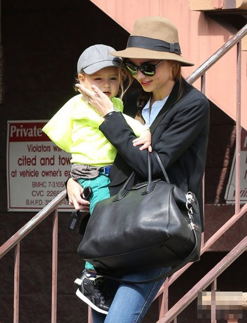 Khám phá những kiểu túi yêu thích của Miranda Kerr - 3