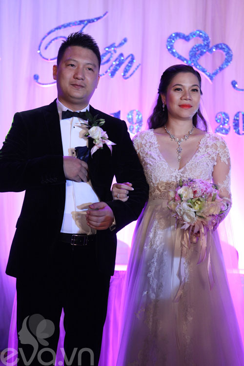 Những cô dâu mang bầu xinh đẹp của showbiz - 8
