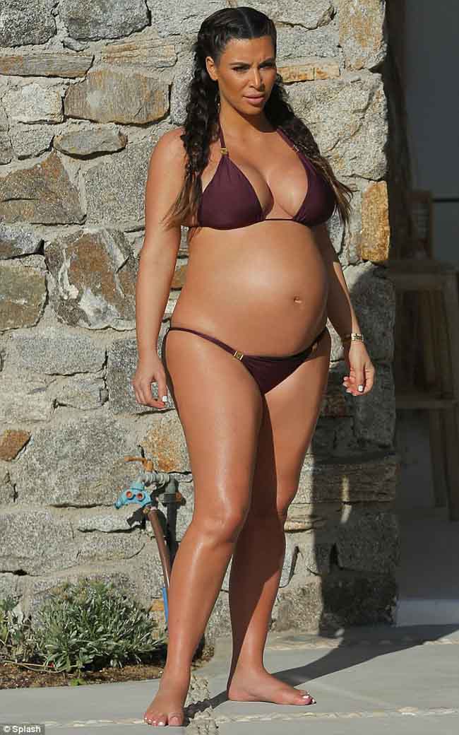 Mang bầu, nhưng Kim Kardashian vẫn hồn nhiên diện bikini tắm nắng, hưởng không khí mát lành.
