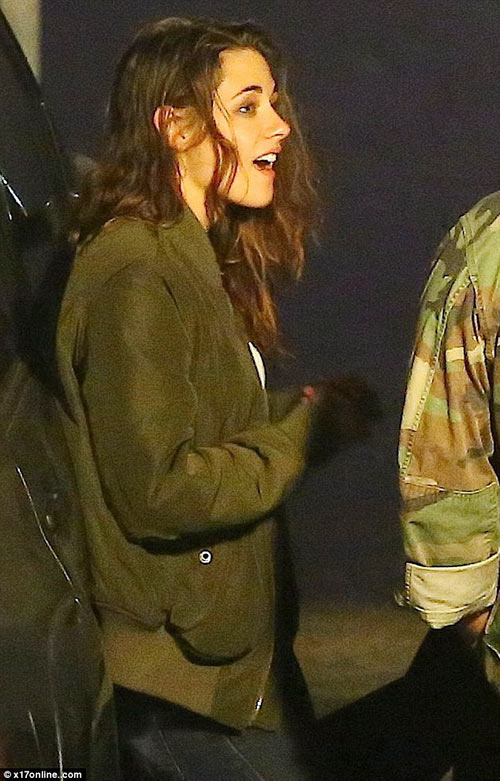 Kristen Stewart cười tươi rói sau khi chia tay - 1