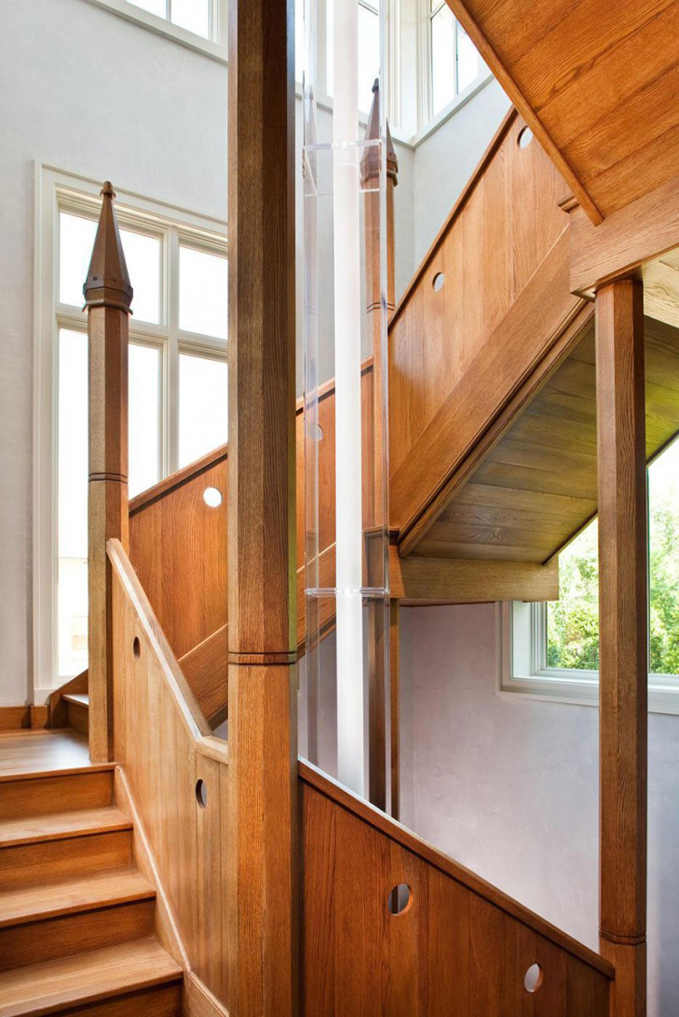 Cửa kính và cầu thang trong nhà được thiết kế như ở trong một nhà thờ.
