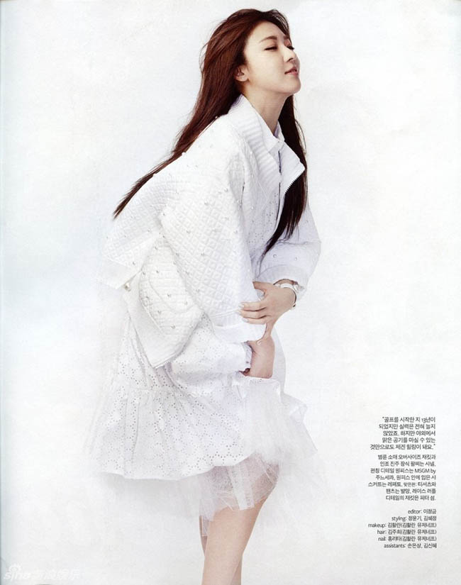 Toàn bộ khuôn hình của Ha Ji Won là sắc trắng tinh khôi
