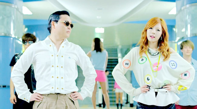 Hyuna xuất hiện trong Gangnam style với trang phục cá tính và gợi cảm.
