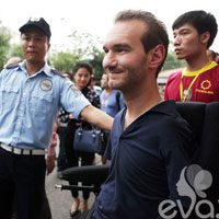 Trẻ em khuyết tật tạm biệt Nick trong nuối tiếc