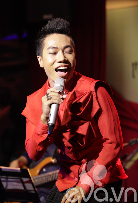 Quán quân The Voice “đọ giọng” cùng Hoàng Quyên - 16